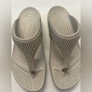 Crocs Womens Sloane Diamante Platinum Grey Flip Flops Wedge Sandals Size 9